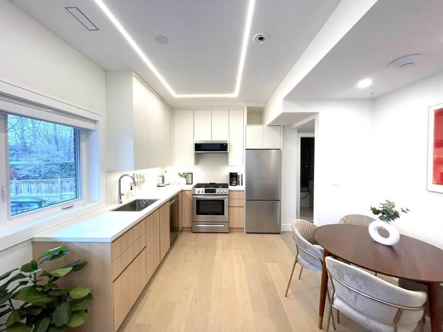 Modern Apartment Close To The Beach With Parking Toronto Exterior foto