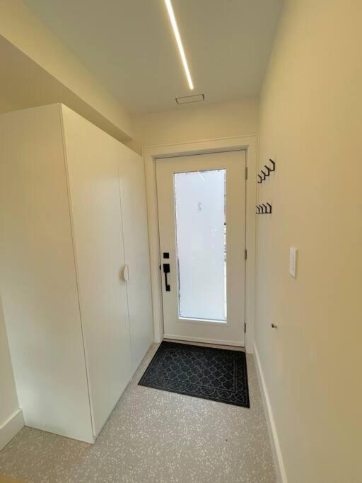 Modern Apartment Close To The Beach With Parking Toronto Exterior foto