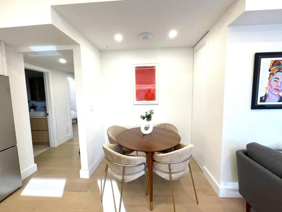 Modern Apartment Close To The Beach With Parking Toronto Exterior foto